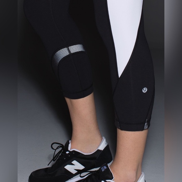Lululemon Run: Inspire Crop || *All Full-On Luxtreme
Black / White Size 8 - Picture 15 of 15